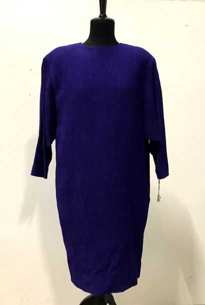 null Christian DIOR Boutique 

Robe en laine et soie gaufrée bleu-violet, (T. 44...