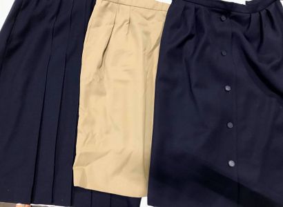 null Lot de 3 jupes :

- Christian DIOR Boutique

1 jupe en lainage bleu marine (T....