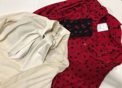 null Christian DIOR Boutique 

Lot de 2 blouses : 

- 1 blouse en soie rouge à décor...