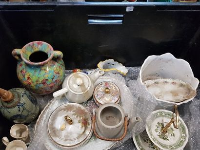 null 1 caisse de céramiques dont vase à décor flammé, plats en porcelaine à décor...