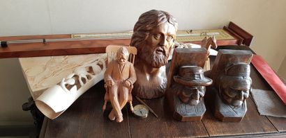 null Lot de bibelots : serre-livres en bois sculpté à décor d’un couple de Bretons,...