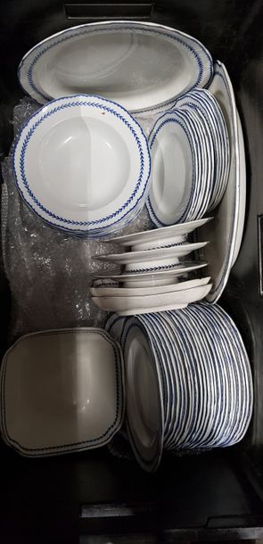 null CERAMIQUE : 1 caisse de partie de vaisselle en faïence anglaise à couverte blanche...