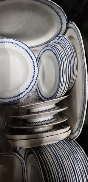 null CERAMIQUE : 1 caisse de partie de vaisselle en faïence anglaise à couverte blanche...