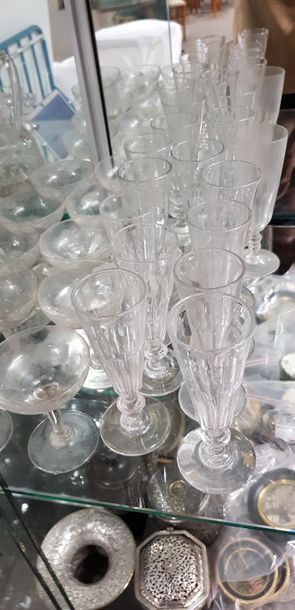 null VERRERIE : lot de verres de diverses tailles et divers modèles dépareillés,...