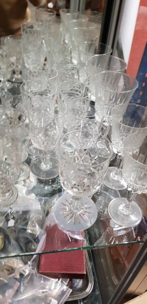 null VERRERIE : lot de verres de diverses tailles et divers modèles dépareillés,...