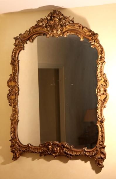 Miroir en bois doré et sculpté à décor de...
