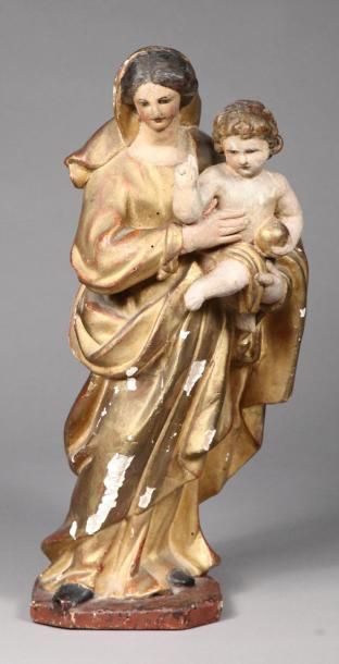 null Vierge à l'Enfant en bois sculpté, polychromé et doré. Fin du XVIIème siècle...