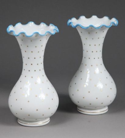 Paire de vases en opaline blanche à décor...