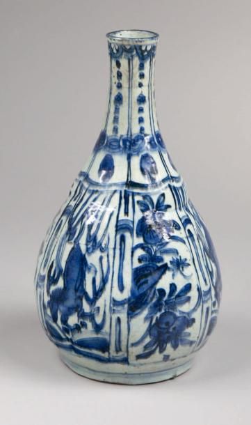 null Porcelaine de CHINE Vase bouteille à décor en camaïeu bleu de réserves alternées...