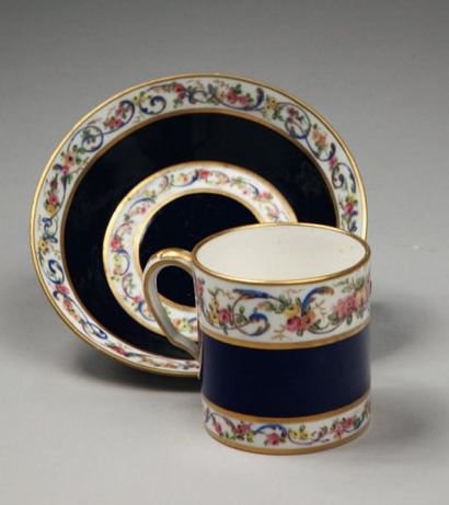 null Porcelaine de SÉVRES Tasse litron et sa soucoupe à décor à fond «gros bleu»...