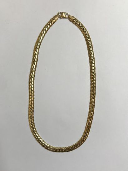 null Curb chain chain necklace bevelled in 750°/00 yellow gold. Italian work. Length:...