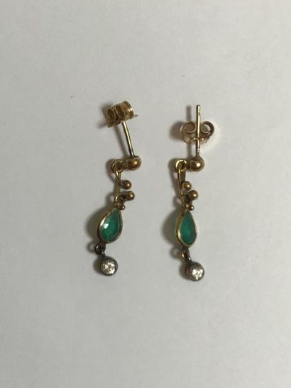 null Pair of 750°/00 yellow gold earrings set with pear cut emerald and a round diamond....