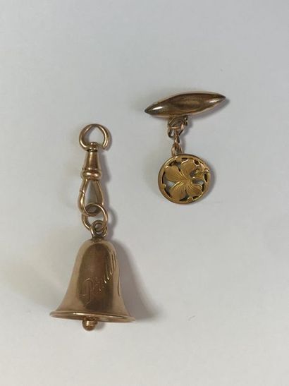 null Lot comprenant : 

-pendentif en forme de cloche et crochet chaîne giletière...