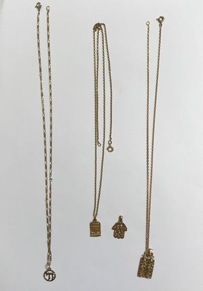 null Ensemble de pendentifs et chaînes :

-trois pendentifs histoire hébraique et...