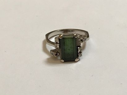 null Bague en or gris 750°/00 sertie griffes d’une verdélite taillée à degrés (égrisures)...