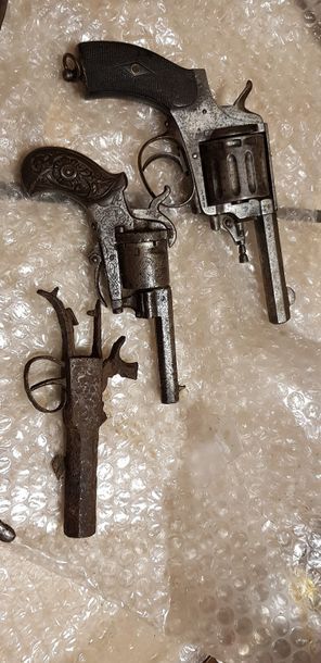 null Lot un revolver à broche et une épave de pistolet à percussion