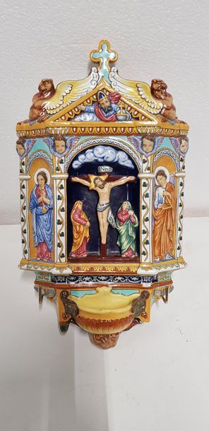 null BENITIER au CHRIST en CROIX, c. 1880 en céramique émaillée polychrome avec les...