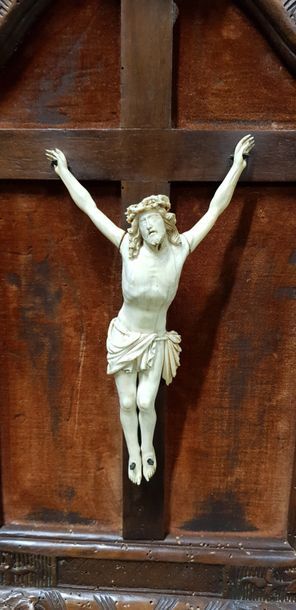 null Christ en ivoire sculpté dans un cadre en chêne sculpté. XIXème siècle. H 70...