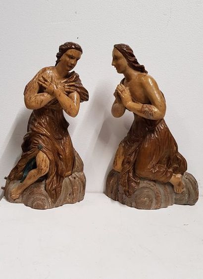 null Deux anges agenouillés en bois sculpté et peint.