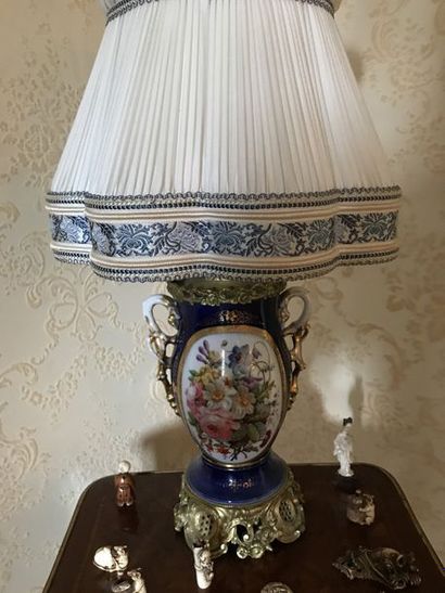 null 2 lampes à pétrole, l’une constituée d’un vase en porcelaine dans le goût Imari...