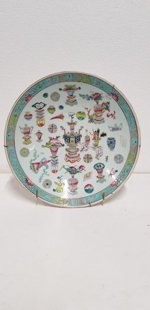 null CHINE. Plat circulaire en porcelaine de Chine à décor polychrome de la Famille...