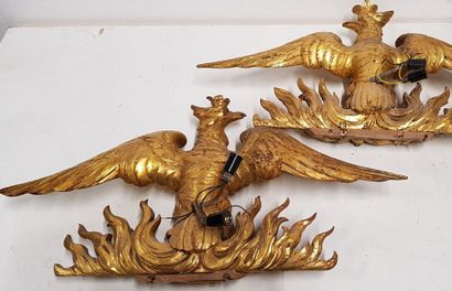 null Une paire d’éléments décoratifs formant aigles couronnés aux ailes déployées...