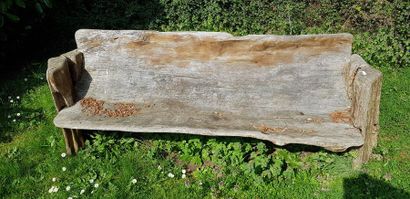 null Banc de jardin, réalisé dans un tronc d’arbre.



XXème siècle.



H. 82 cm...