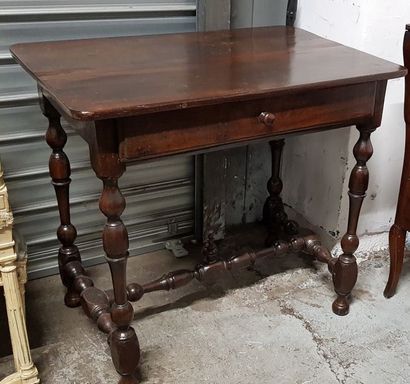 null Une table bureau rustique ouvrant par un tiroir en bois naturel, style Louis...