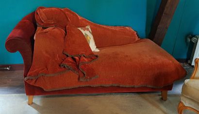 null Sofa.



It rests on four light wooden sabre feet.



20th century.

Entirely...