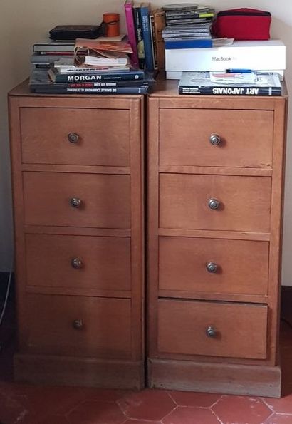 null Pair of oak storage base units.



They open with four drawers.



20th century.

In...