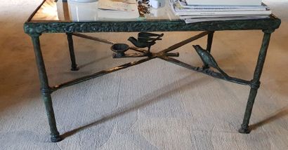 null Petite table basse.



Bronze à patine brun et vert. Entretoise en x portant...