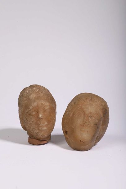null Lot de 2 têtes féminines

Marbre

Art Romain, IIIème siècle.

H : 7 et 7.4 cm.

Usures,...