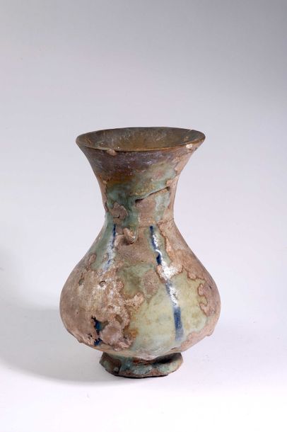 null Vase

Céramique à glaçure vert pale et décor de traits bleus, en grande partie...