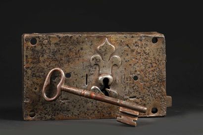 null Importante serrure à tirage de château en fer acieré avec sa clef. L. 19 cm

Décor...