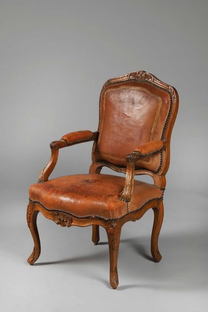 null Elégant fauteuil de cabinet en bois sculpté anciennement laqué, modèle à la...