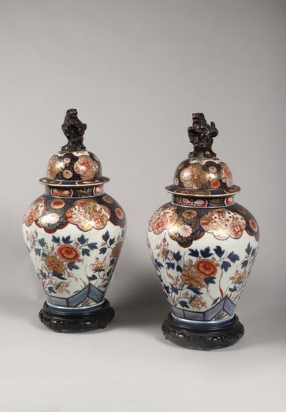 null "Paire de vases couverts en porcelaine de Chine à décor Imari, prises en forme...
