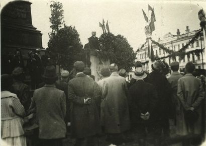null Photographe non identifié. Lénine inaugurant la construction d’un monument,...