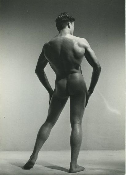 null Photographe non identifié. Deux photographies de jeunes hommes nus, vers 1960....
