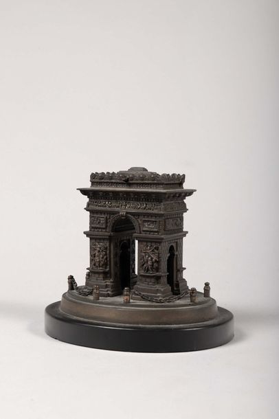 null "Arc de Triomphe de Paris, 

Miniature en bronze patiné formant petite boîte...