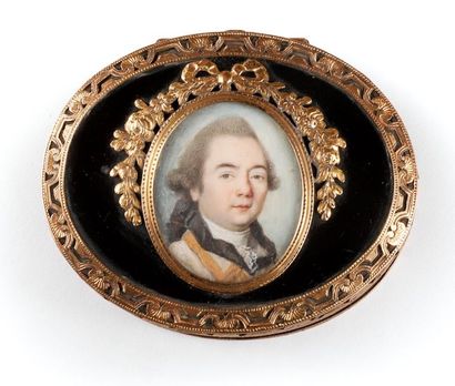 null Tabatière ovale d’époque Louis XV, à charnière en poudre de corne pressée teintée...