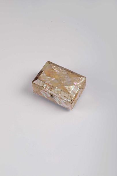 null Small rectangular mother-of-pearl plated box. It rests on four ball feet. Interior...