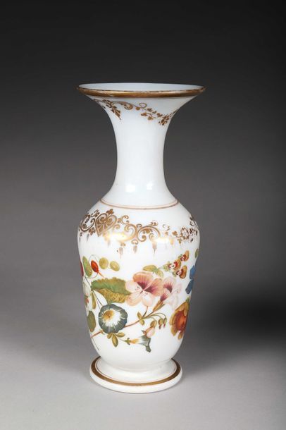 null Vase balustre en demi-cristal d’opale blanc pâte de riz à décor peint en couronne...