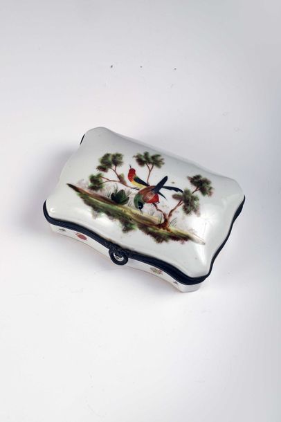 null Small porcelain box with curved shape, with painted decoration of birds and...