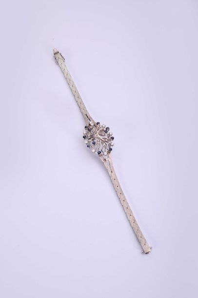 null Bracelet en or gris brossé 750°/00 motif central ajouré orné de diamants saphirs...