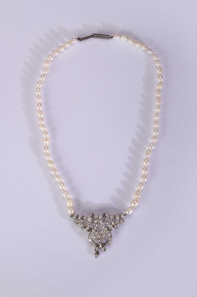 null Collier de perles d’eau douce retenant centré d’un motif de nœud serti de diamants...