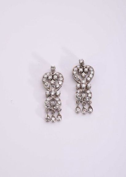 null Pair of silver egg-shaped earrings (over 800°/00) each with round brilliant-cut...