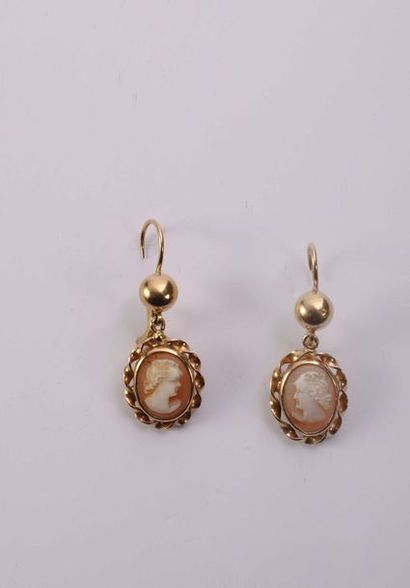null Pair of 750°/00 yellow gold earrings, each with a button holding a shell cameo...