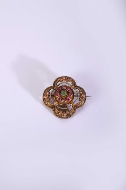 null Four-lobed and openwork brooch in three-tone 750°/00 gold with a garland of...