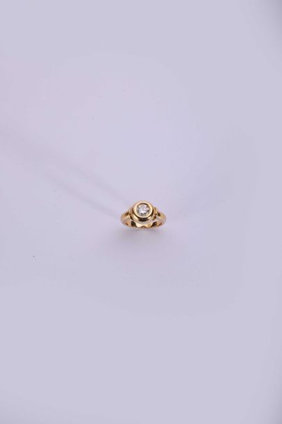 null 750°/00 yellow gold ring set with a round cut diamond in modern brilliance weighing...