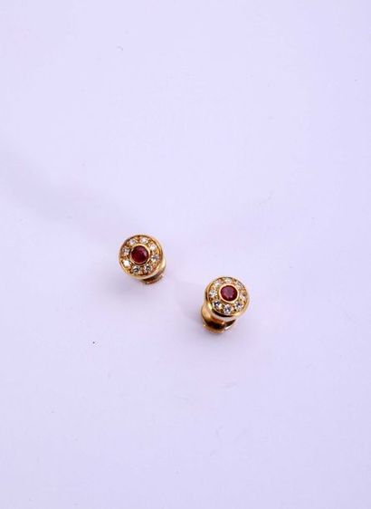 null Fred. Paire de boutons d’oreilles en or jaune 750°/00 chacun centré d’un rubis...